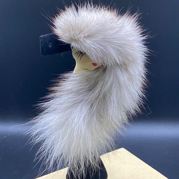 Gorgeous Fur Porcelain Lady Face Brooch - Picture 2 of 6